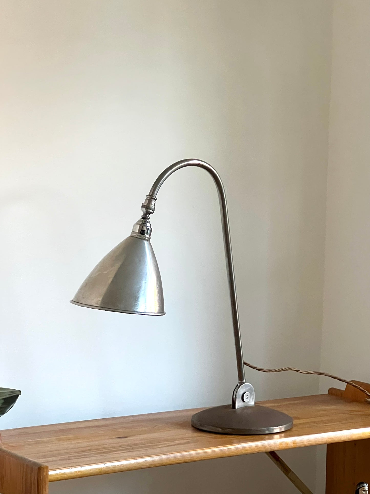 Vintage Early Original Bauhaus Modernist Bestlite BL2 Table Lamp